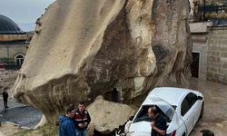 Kapadokya’yı sel vurdu: Kopan kayalar 3 araçta hasara neden oldu