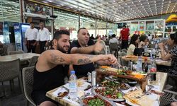 Adana'ya gelen turistler kebap yemeden dönmüyor