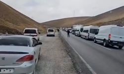 Başkale’de iki tır çarpıştı, yol 2 saat ulaşıma kapandı