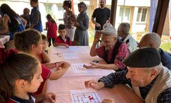 Huzurevi sakinleri ile çocuklar bir arada