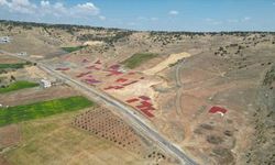 Kilis’te biber kurutma mesaisi başladı, sınırın sıfır noktası kırmızıya büründü