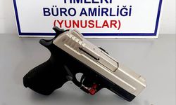 Kütahya’da güvenlik görevlisinin şoför olarak bulunduğu araçta ruhsatsız tabanca ele geçirildi