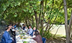 Tunceli’de, 85 yaş üstü vatandaşlar Munzur çayı kıyısında kahvaltı etkinliğinde buluştu