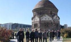 Bayburtlu emeklilere komşu il Erzurum'un tarihi mekanları gezdirildi