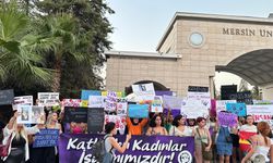 Mersin Üniversiteli Kadınlar, katledilen kadınlar için yürüdü