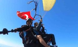 Cumhuriyet Bayramını gökyüzünde Türk bayrağı açarak kutladılar