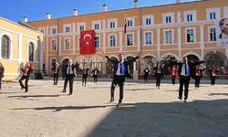 Edirne’de öğretmenler zeybek oynadı, öğrenciler izledi