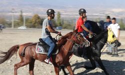 Honaz’da rahvan atlar, Cumhuriyet’in 101. yıl dönümü için koştu