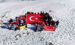 İstiklal Marşı’nı 2 bin 587 rakımlı dağın zirvesinde okuyup Cumhuriyet’in 101’nci yılını kutladılar