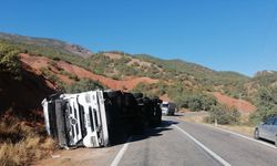 Tunceli’de tır devrildi: 1 yaralı