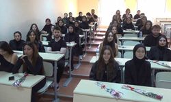 Üniversitede erkek öğrencilerden kadın cinayetlerine anlamlı tepki: Kızların masalarına "İyi ki varsınız" yazılı güller bıraktılar