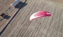 Yamaç paraşütü sporcuları, 29 Ekim Cumhuriyet Bayramı’nı gökyüzünde kutladı