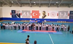 Dereceye giren sporcular ödüllerini alıyor