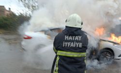 Hatay'da park halindeki otomobil alev alev yandı