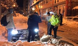 Bayburt'ta kara saplanan Mercedes marka otomobilin yardımına esnaf ve vatandaşlar yetişti