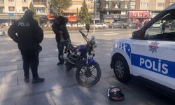 Motosikletliyi kaskıyla dövdü, kanlar içinde kaldı