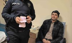 Bankamatikte unutulan parayı polise teslim etti