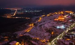 Beyaza bürünen Mardin, gece havadan görüntülendi