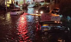 Fethiye’de sağanak yağış yolları göle çevirdi