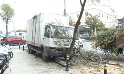 Freni boşalan kamyon kaldırıma girdi; o anlar kamerada