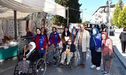 Huzurevi sakinleri gönüllüler eşliğinde pazarda alışveriş yaptı