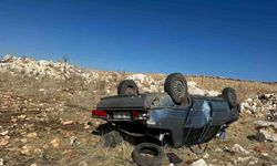 Mardin’de devrilen otomobildeki 2 kişi yaralandı