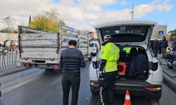 Şişli’de faciadan dönülen kaza kamerada: Açık kalan vinç elektrik tellerini kopardı, trafik levhası yola devrildi