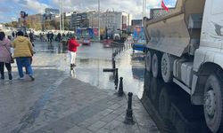 Taksim’i su bastı, vatandaşlar yürümekte güçlük çekti