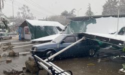 Tavşanlı’da köy pazarı çatısı karın ağırlığına dayanamadı