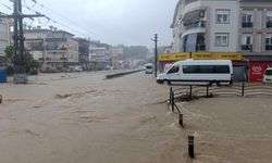 Antalya’da sağanak yağmur yollarda ve tarım arazilerinde su baskınlarına sebep oldu