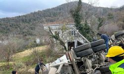 Beton mikseri devrildi, sürücü yara almadan kurtuldu