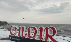 Çıldır Gölü donmadı, turizmciler tedirgin