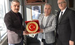 Eğitime katkı sunan işadamlarına teşekkür plaketi