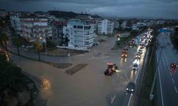 Manavgat’ta yoğun yağış etkili oldu, yollar göle döndü