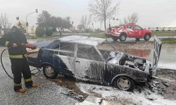 Park halindeki Tofaş, şiddetli yağmura rağmen yanarak kullanılamaz hale geldi