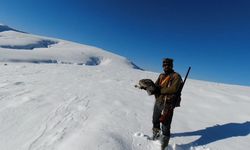 Avcılar elleriyle yakaladığı tavşanı farkındalık için doğaya geri bıraktı