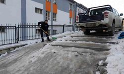 Hakkari’de Sibirya soğukları: Yollar ve merdivenler buz tuttu