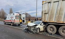 Işıkta bekleyen kamyona arkadan çarpan otomobilin sürücüsü yaralandı