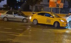 Trafik ışıklarında 4 aracın karıştığı zincirleme kaza kamerada: 2 yaralı