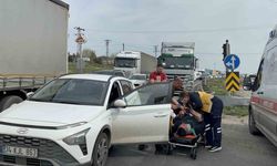 Kırmızı ışıkta beklerken tırın çarptığı otomobil sürücüsü yaralandı