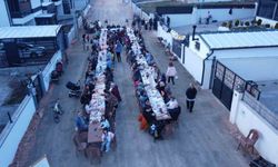 Mahalle sakinleri imece usulü sokakta toplu iftar yaptı