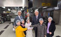 Minik öğrenciler harçlıklarını ihtiyaç sahipleri için bağışladı