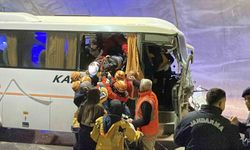 Sivas’ta midibüs tıra arkadan çarptı: 10 yaralı