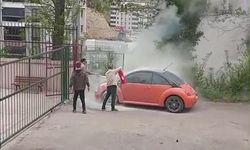 Alev alan otomobile ilk müdahaleyi okul müdürü yaptı