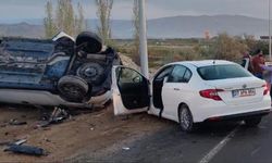 İki otomobil kafa kafaya çarpıştı: 3 yaralı