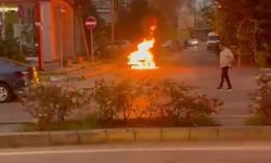 Pendik’te alev alan otomobil bomba gibi patladı