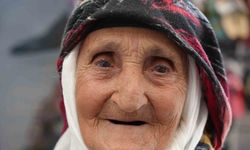 Buğday Meydanının 98 yaşındaki ninesi çorap satarak aile bütçesine katkıda bulunuyor