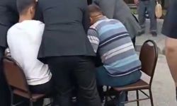 Düğün konvoyunun önünü kesip tavla oynadılar