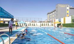 Mersin’de 7’den 70’e herkes eğlenerek yüzme öğreniyor
