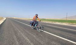 Mersinli bisikletçi Van Gölü için pedal çevirdi